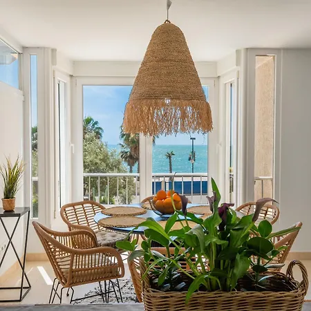 Vistas Al Mar En Parkig Gratuito